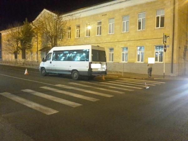 В Ставрополе по ноге переходившего дорогу подростка проехала маршрутка